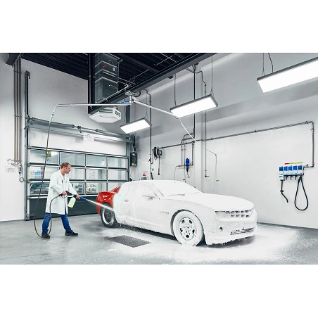 Mousse de prélavage voiture Koch Chemie Gentle Snow Foam - Mousse onctueuse pH neutre - 1 L - en situation