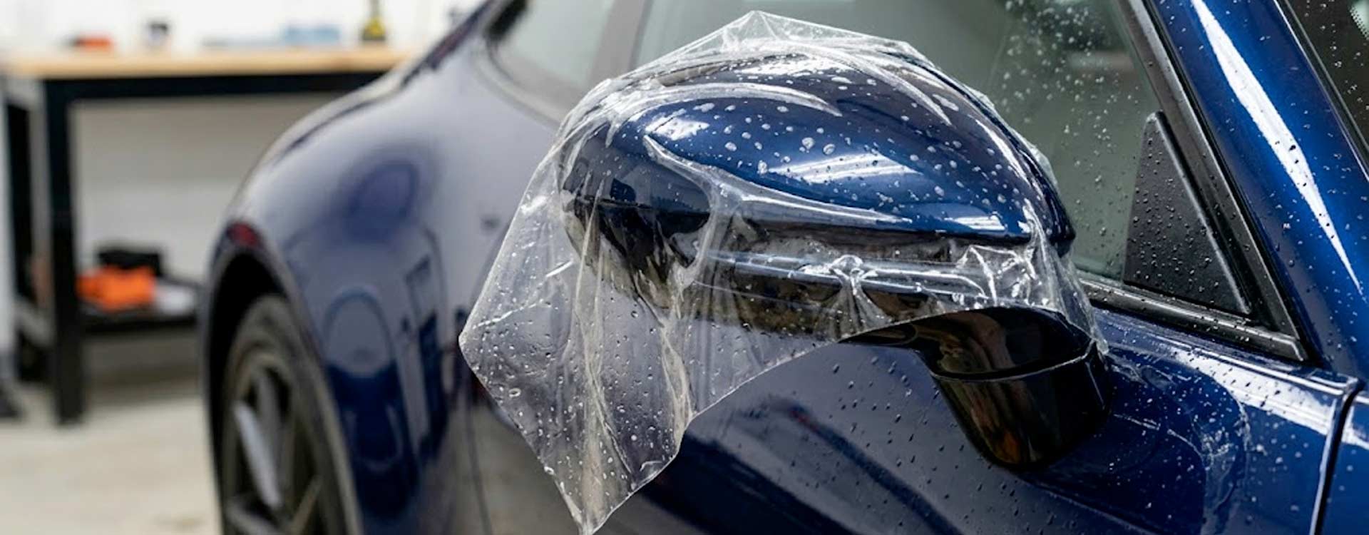 Photo pose de PPF sur un rétroviseur de voiture