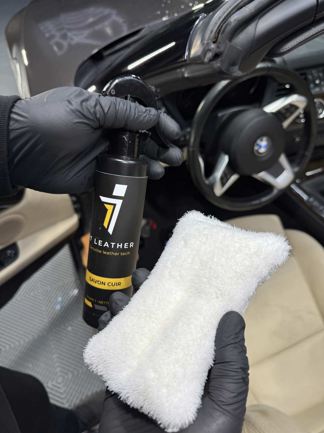 Savon pour nettoyer intérieur cuir de voiture