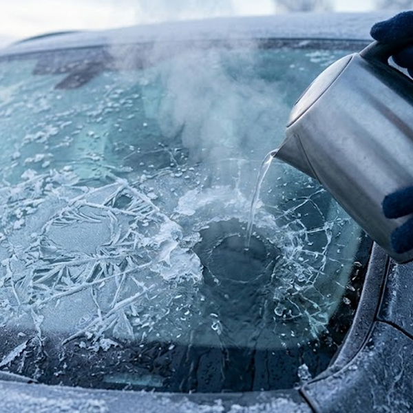 Ne pas dégeler le parre brise avec de leau chaude