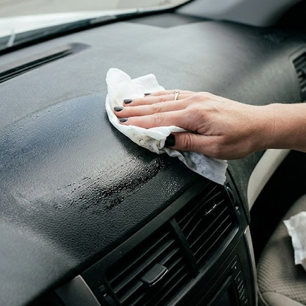 Lingette bébé pour laver l'intérieur de voiture ?