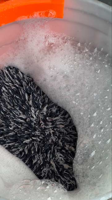 Imge de seau de lavage carrosserie avec un gant de lavage anti-rayures